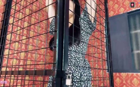 xiao素素口球国内绳艺工作室新作品之小美籹佳佳体验铁笼，超大口球！这部作品可以在线看！